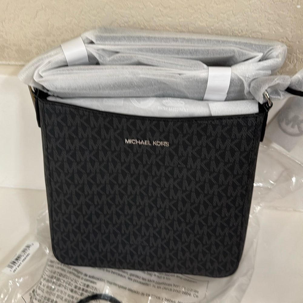 Michael Kors Jet Set Travel Messenger Bag